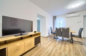 Televízia a/alebo spoločenská miestnosť v ubytovaní Apartment Mladen