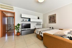 Televisyen dan/atau pusat hiburan di CaseOspitali - Masai Mara, elegante bilocale con ampio balcone