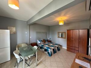 - un salon avec un lit et une table dans l'établissement Sacha Tourist Residence 1, à Mahébourg