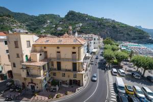 eine Luftansicht einer Stadt mit auf einer Straße geparkt in der Unterkunft Moon'n Sea in Minori