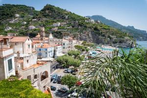 Blick auf eine Stadt auf der Seite eines Berges in der Unterkunft Moon'n Sea in Minori