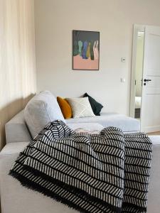 Una cama con una manta blanca y negra. en Castle Hills Residence en Viljandi