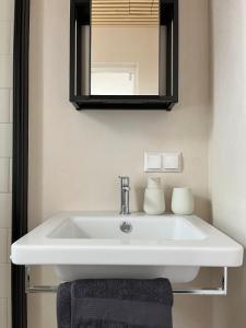 um lavatório branco na casa de banho com um espelho em Castle Hills Residence em Viljandi