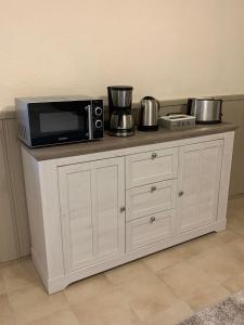 a microwave sitting on top of a counter at Privatzimmer Guhl in Munster