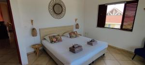 um quarto com uma cama branca com dois sacos em Home Sweet Home Jan Thiel Curacao best view em Jan Thiel