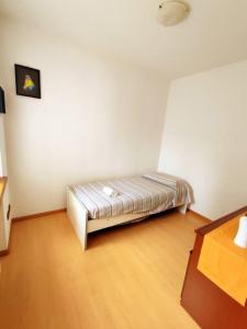 Habitación con cama en la esquina de una habitación en ~ La Villetta Gialla ~ Casa al centro del F.V.G, en Rodeano Basso