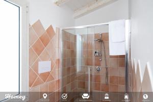 y baño con ducha de azulejos marrones. en Borgo dei Fiori - Homey Experience, en Cugnana