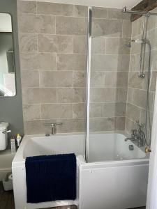 W łazience znajduje się wanna z prysznicem. w obiekcie Hurdley House-Georgian Town House w mieście Montgomery