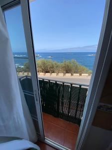 una puerta a un balcón con vistas al océano en Cosy twin beds El Galeon en Santa Cruz de Tenerife