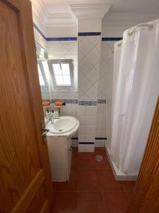 a bathroom with a sink and a mirror at Cosy twin beds El Galeon in Santa Cruz de Tenerife