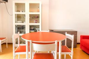 ein Esszimmer mit einem Tisch und Stühlen in der Unterkunft M049 - Marcelli, trilocale con giardino a 200 metri dal mare in Marcelli