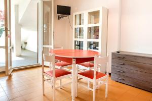 ein Esszimmer mit einem roten Tisch und Stühlen in der Unterkunft M049 - Marcelli, trilocale con giardino a 200 metri dal mare in Marcelli