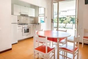 eine Küche mit einem Tisch und Stühlen im Zimmer in der Unterkunft M049 - Marcelli, trilocale con giardino a 200 metri dal mare in Marcelli