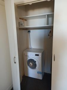 uma máquina de lavar e secar roupa num pequeno quarto em Studio Vue Mer 100 m de la plage em Port Leucate