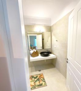 Koupelna v ubytování Beachfront 4-bed luxury suite - Agios Gordios Corfu Greece