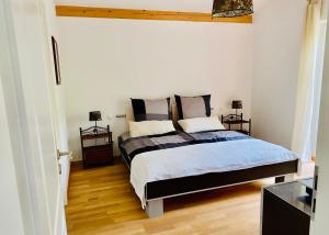 1 dormitorio con 1 cama y 2 mesitas de noche en Suite Heidi am Golfplatz Uttlau-Haarbach, en Haarbach