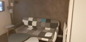 Posezení v ubytování La Grange - 5 couchages avec jardin et terrasse