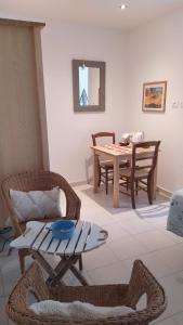 ein Wohnzimmer mit einem Tisch und Stühlen in der Unterkunft Chez Tamara with private parking and air conditioned in Monterosso al Mare