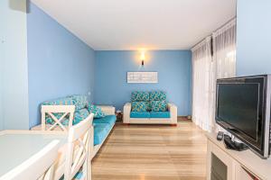 カンブリルスにあるEsquirol Litoral - ONLY FAMILIESの青いリビングルーム(ソファ、テレビ付)