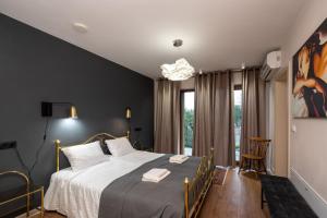 Un dormitorio con una cama grande y una ventana en ZaKa Apartments en Cracovia