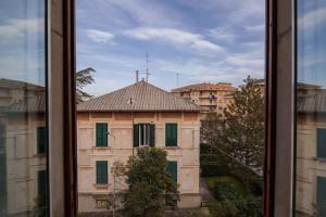 una finestra con vista su un edificio di [Conte Verde Apartment] a Campobasso