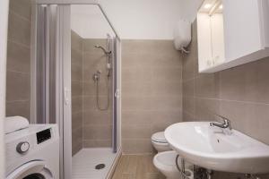 e bagno con lavandino, servizi igienici e doccia. di [Conte Verde Apartment] a Campobasso