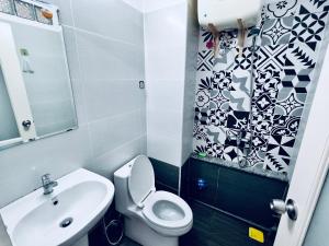 y baño con aseo blanco y lavamanos. en WASABi Private Room R101 -Cheap & Central Saigon, en Ho Chi Minh