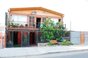 Casa con balcón y valla en Hostal Inthalassa Caldera, en Caldera