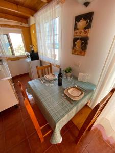 una mesa en una cocina con un mantel verde en Room in Lodge - Beautiful Sunsets from the Balcony El Roque, en Santa Cruz de Tenerife