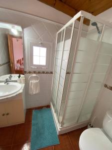 y baño con ducha, lavabo y aseo. en Room in Lodge - Beautiful Sunsets from the Balcony El Roque, en Santa Cruz de Tenerife
