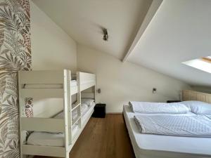 Melroce Holiday Cottage 5502 في بريدين: غرفة نوم مع سريرين بطابقين في العلية