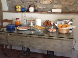 Ein Tisch mit einem Haufen Essen drauf. in der Unterkunft B&B Casa del Nonno in Adrara San Rocco