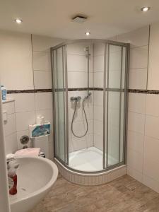 a bathroom with a shower and a sink at Villa Victoria mit Meerblick in Sassnitz
