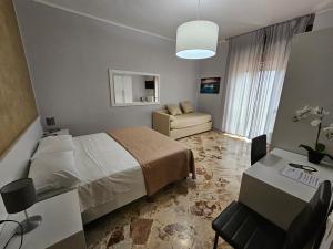 メルカート・サン・セヴェリーノにあるB&B dei Rota Affittacamere Mercato San Severino Salernoのベッドと机と椅子のある寝室