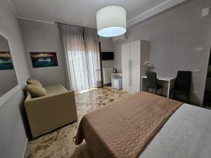 メルカート・サン・セヴェリーノにあるB&B dei Rota Affittacamere Mercato San Severino Salernoのベッドと椅子と机のある寝室