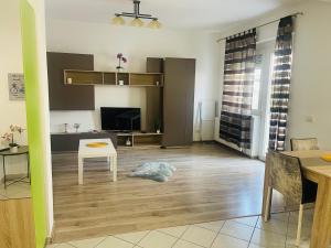 Una sala de estar con cocina y comedor. en AMA, en Timisoara