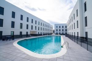 Bazén v ubytovaní Micampus Alicante Student Residence alebo v jeho blízkosti