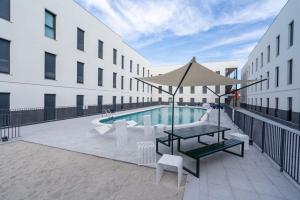 Bazén v ubytovaní Micampus Alicante Student Residence alebo v jeho blízkosti
