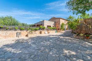 a cobblestone street in front of a building at Finca Can Muvi in Santanyi