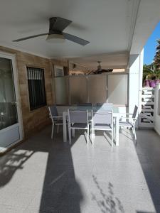 オリーバにあるCASA BAJA OLIVA PLAYAのパティオ(テーブル、椅子、天井ファン付)