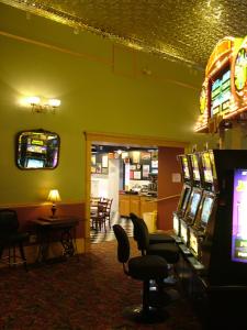 una sala con diversi videogiochi in un ristorante di Martin & Mason Hotel a Deadwood