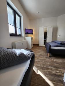 - une chambre avec 2 lits et une télévision dans l'établissement Monteurzimmer in Bielefeld - Mitte, à Bielefeld