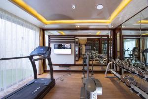 a gym with several treadmills and a treadmill at Sunrise Arabian Beach Resort in Sharm El Sheikh
