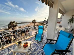 Un balcón con dos sillas y una mesa y el mar. en La terrazza sul mare, en Sciacca