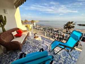 balcón con sofá, sillas y el océano en La terrazza sul mare, en Sciacca 19 fotos más