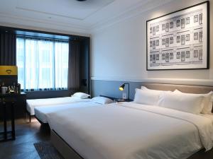 pokój hotelowy z 2 łóżkami i oknem w obiekcie Grand Park City Hall w Singapurze