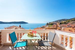 ヴィルフランシュ・シュル・メールにあるBELVEDERE AP1059 Villefranche-sur-Mer by Riviera Holiday Homesのテーブルと椅子、海の景色を望むバルコニー