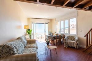 ein Wohnzimmer mit einem Sofa und einem Tisch in der Unterkunft BELVEDERE AP1059 Villefranche-sur-Mer by Riviera Holiday Homes in Villefranche-sur-Mer