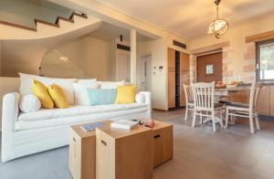 een woonkamer met een witte bank en een tafel bij Villa Kalamos / Sea View and Pool nearby Athens in Kalamos
