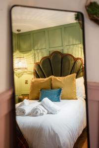 um reflexo de espelho de uma cama num quarto em The Seelies - Luxury Aparthotel - By The House of Danu em Kingussie
